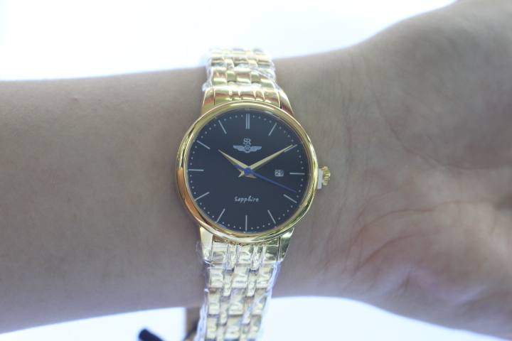 Đồng hồ nữ SR Watch SL1075.1401TE khi đeo trên tay